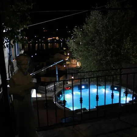 Bay View House Вати